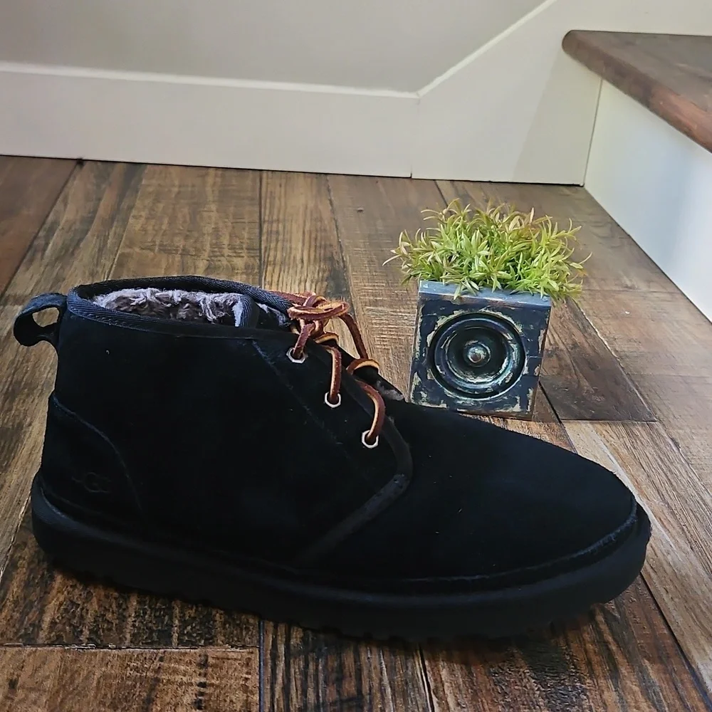 UGG Men's Black Chukka Suede Leather Boots‎ with Brown Laces. Size 10